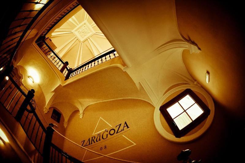 Be Zaragoza Hostel Buitenkant foto Interior of the hotel