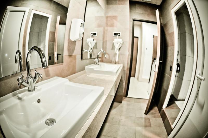 Be Zaragoza Hostel Buitenkant foto A bathroom