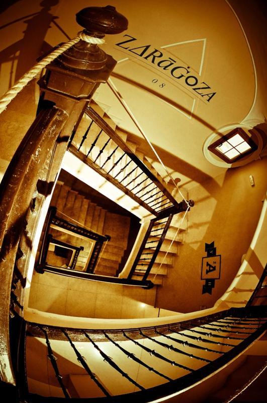 Be Zaragoza Hostel Buitenkant foto Interior of the house