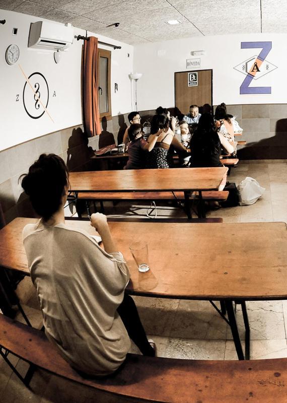 Be Zaragoza Hostel Buitenkant foto A student in a classroom