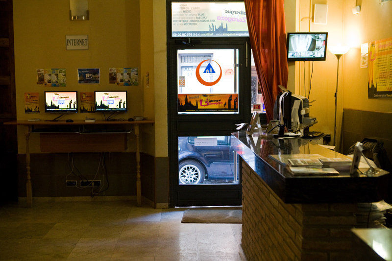 Be Zaragoza Hostel Buitenkant foto A vending machine in a coffee shop