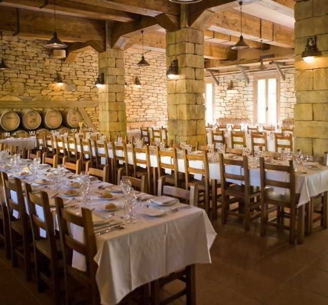 Be Zaragoza Hostel Buitenkant foto Restaurant in the wine region of Rioja, Spain