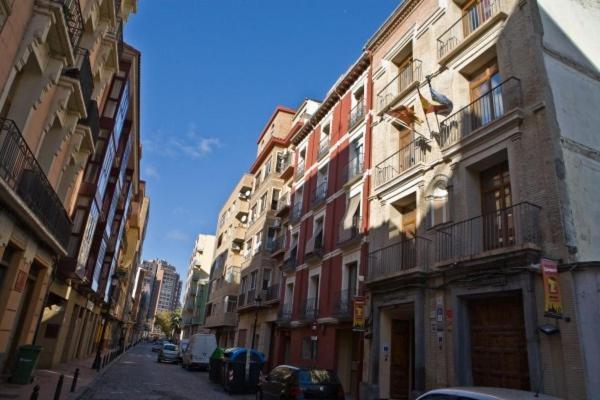 Be Zaragoza Hostel Buitenkant foto A street in the quarter of El Born