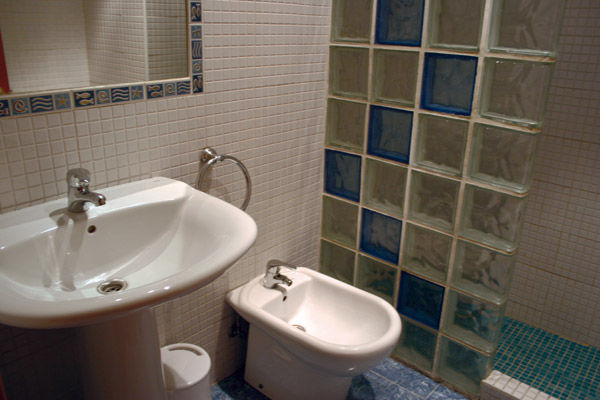 Be Zaragoza Hostel Buitenkant foto A bidet in a bathroom